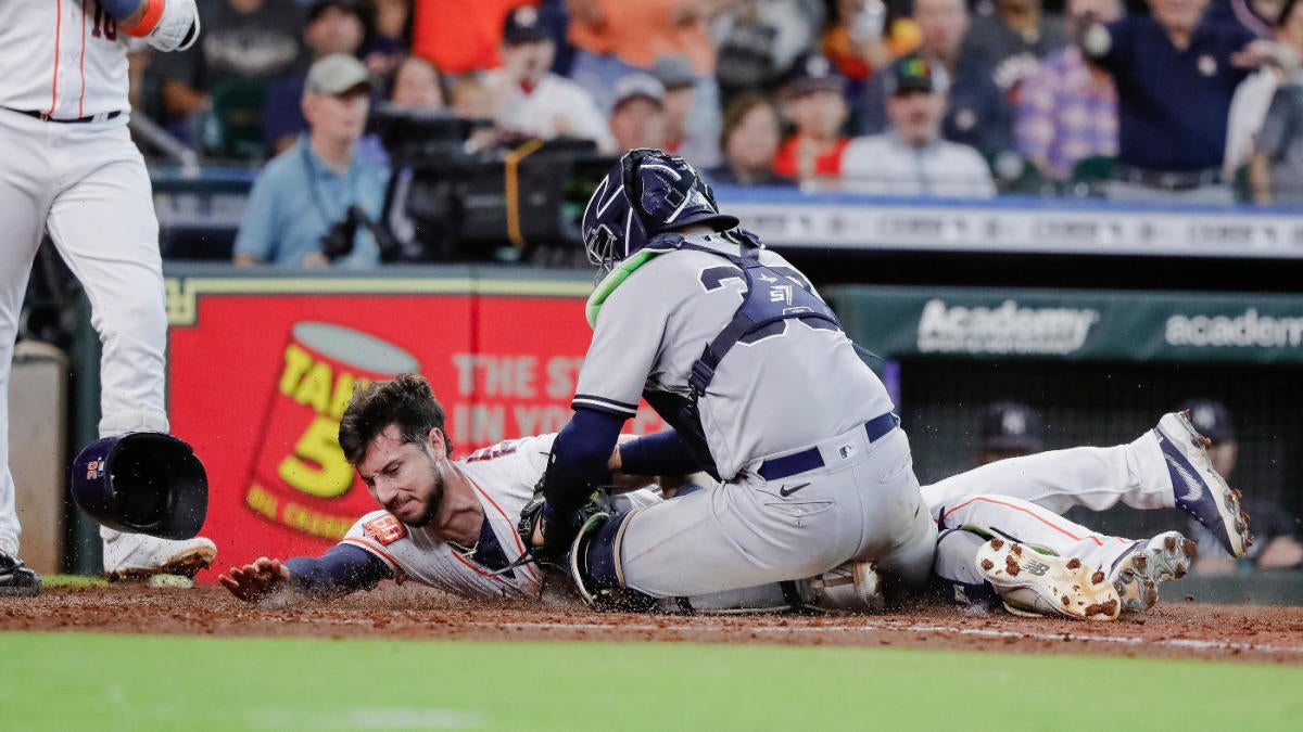 Fans egg on Kyle Tucker as Astros right fielder gives umpire an