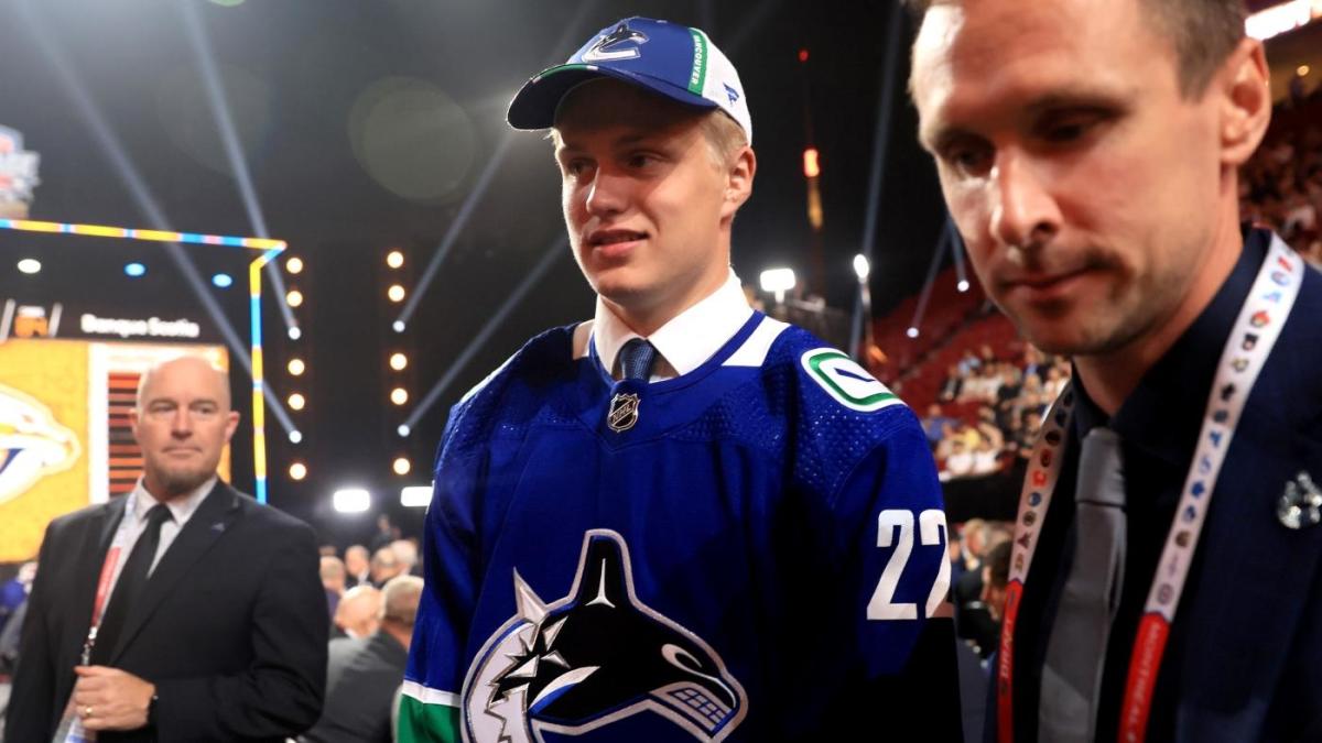 Vancouver Canucks sign Elias Pettersson - The 2022 Draft pick