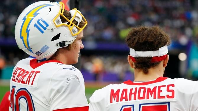 justin-herbert-patrick-mahomes.jpg