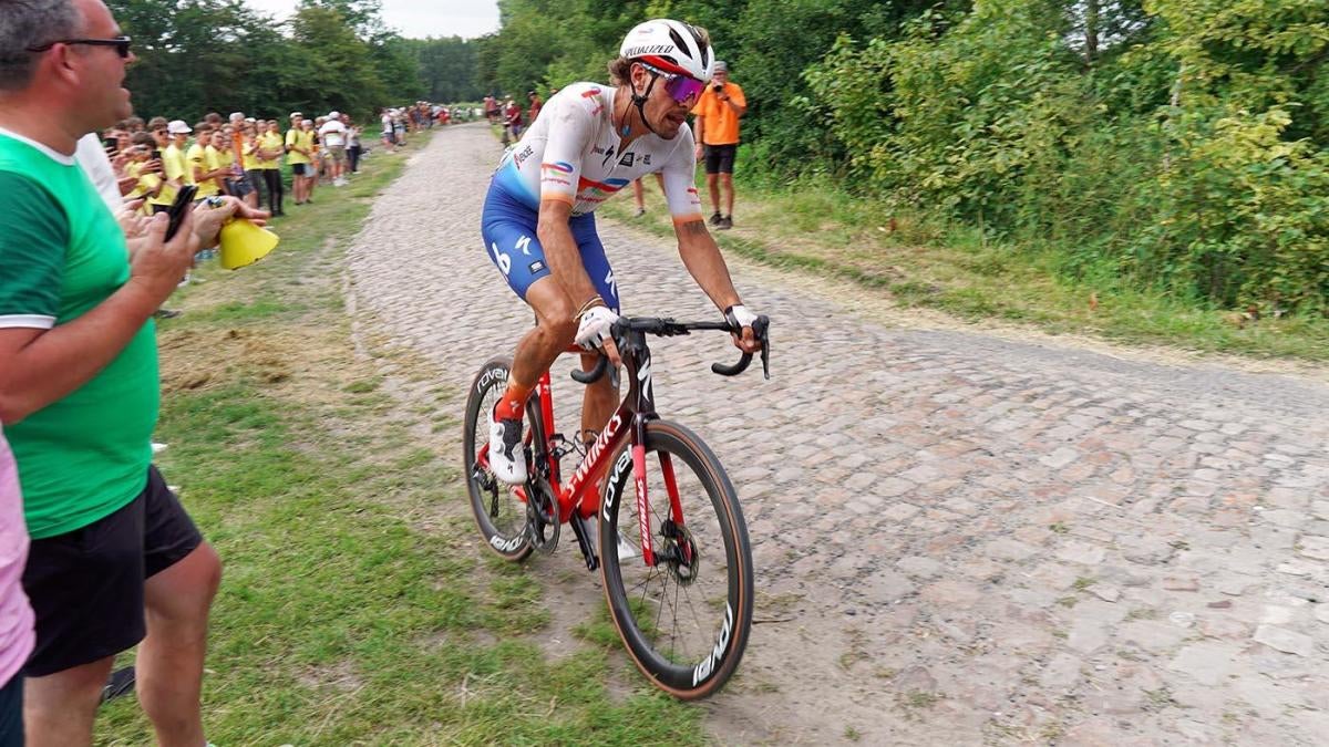 Tour de France 2022 : Daniel Oss se fracture le cou après être tombé avec les spectateurs pendant la course