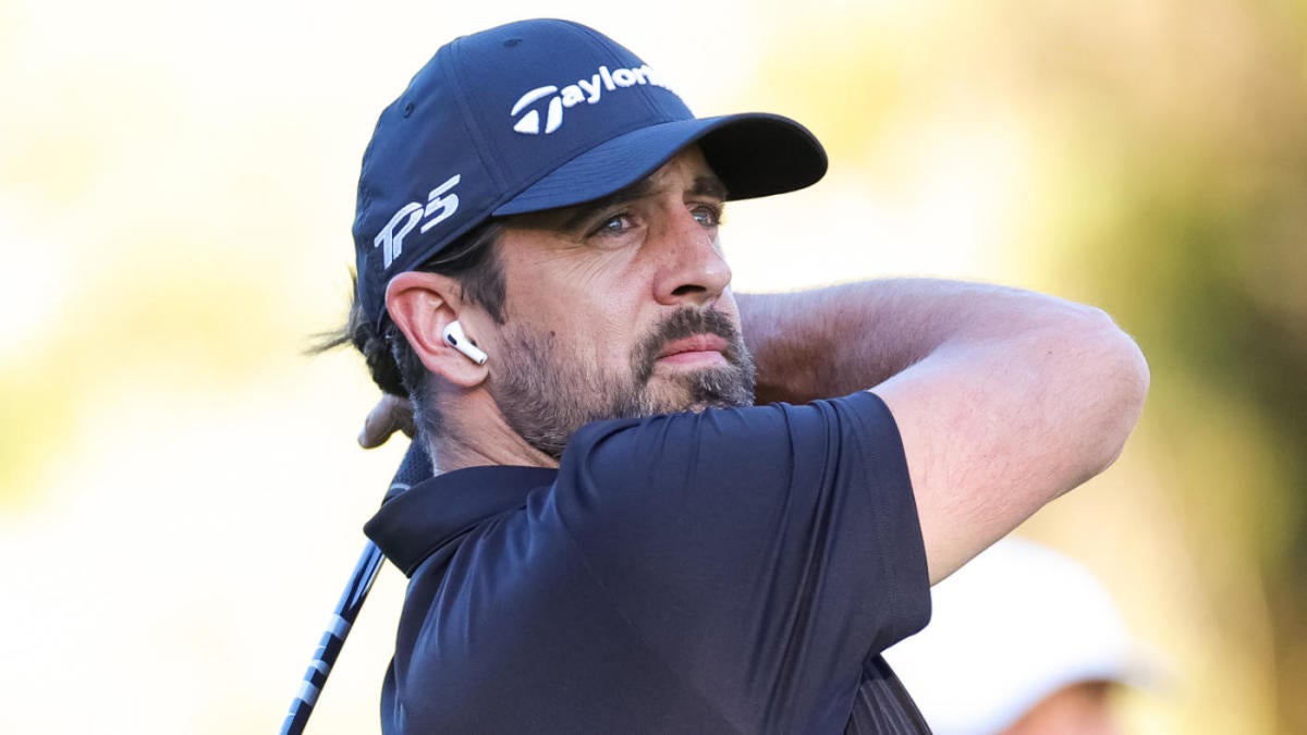 Aaron Rodgers buries birdie putt to win, 'The Match.'