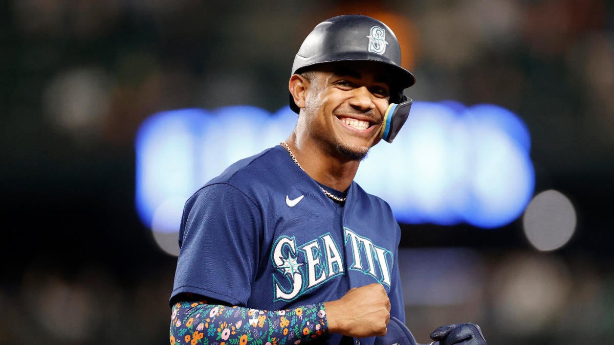 Suárez drives in run in club record 10th straight game as Mariners