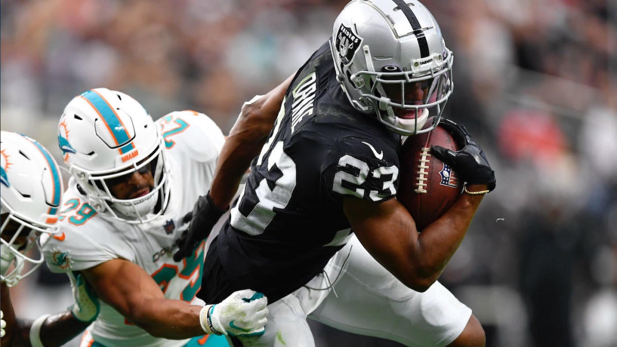 Raiders running back Kenyan Drake (23) flexes after another great run over  the Philadelphia Eag …