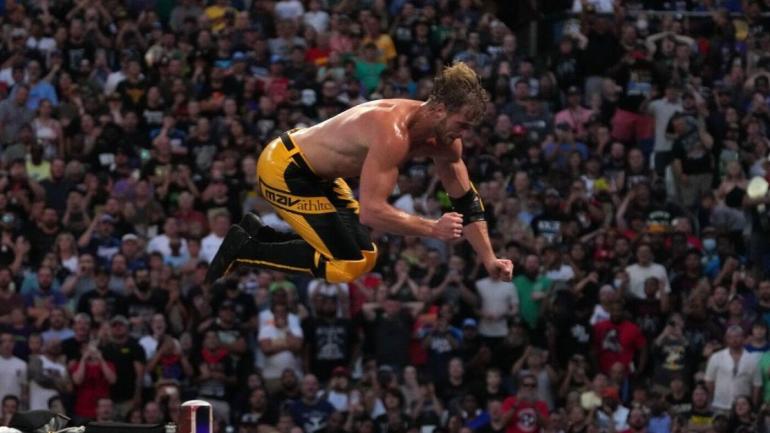 观看洛根·保罗（Logan Paul）在WWE夏季大满贯上通过公告桌在The Miz上高高飞蛙飞溅