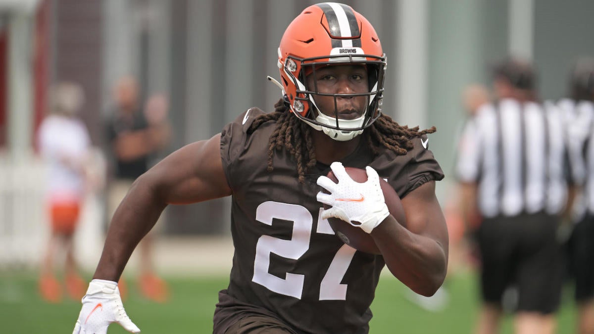 Browns' Kareem Hunt sits out of team drills for second straight practice as  he looks for contract extension - CBSSports.com