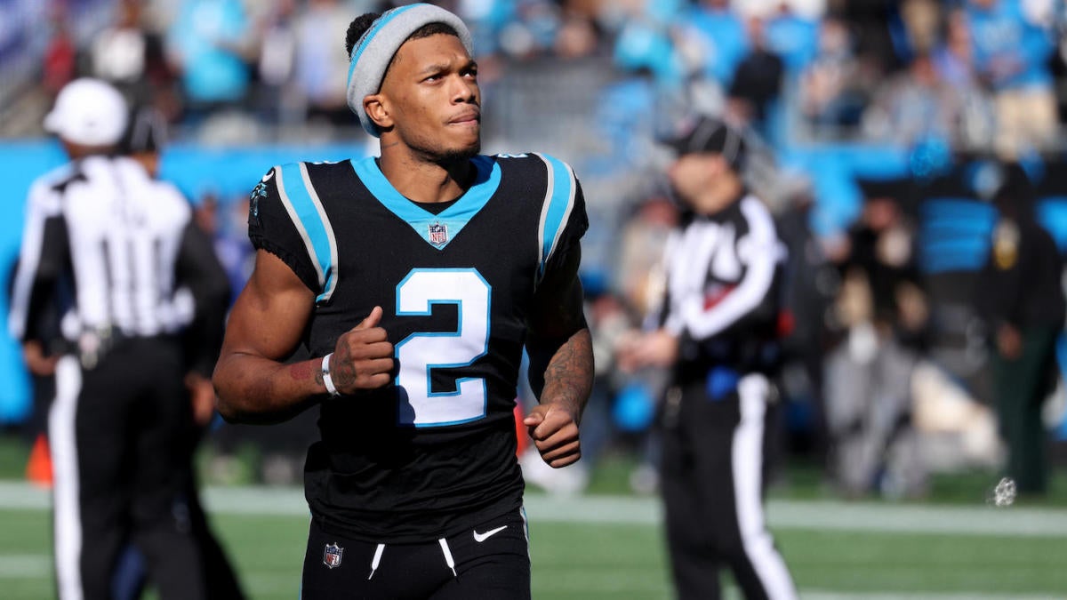 VIDEO: Panthers wide receiver D.J. Moore breaks up argument at