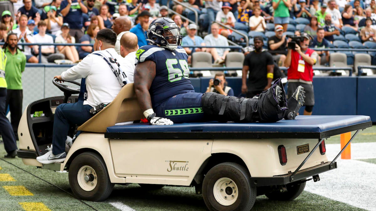 Seahawks starting offensive guard Damien Lewis suffers ankle injury in preseason contest vs. Bears - CBSSports.com