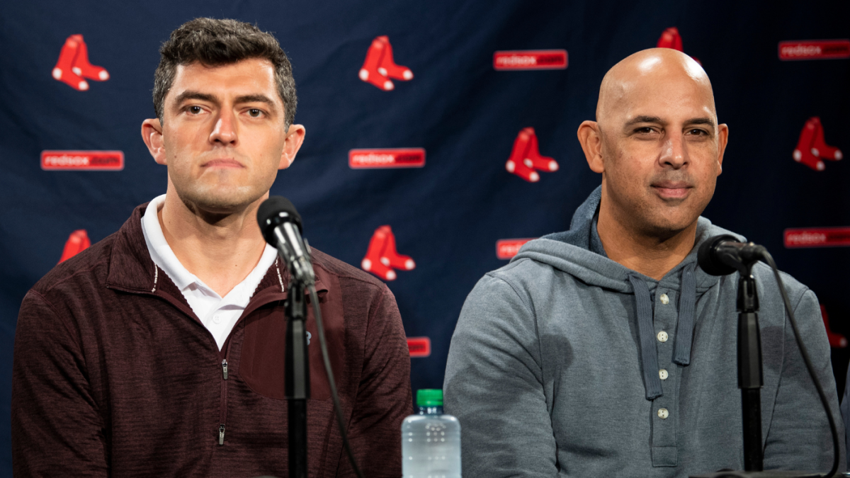 Red Sox manager Alex Cora committed to Kiké Hernandez in the