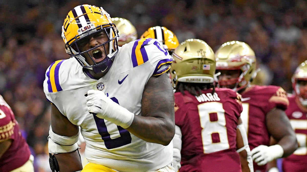 WATCH: LSU DL Maason Smith suffers knee injury while celebrating a stop in game vs. Florida State