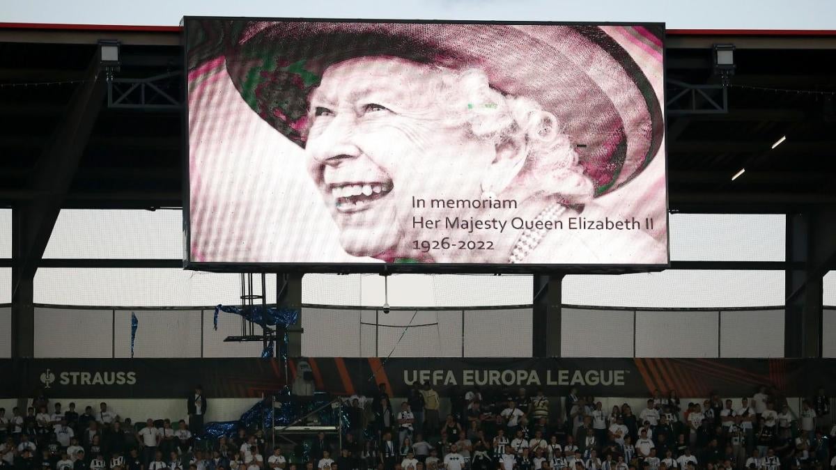 het ergste basketbal Dek de tafel Queen Elizabeth II: Arsenal, Man United and West Ham pay tribute; EFL  postpones Friday fixtures - CBSSports.com