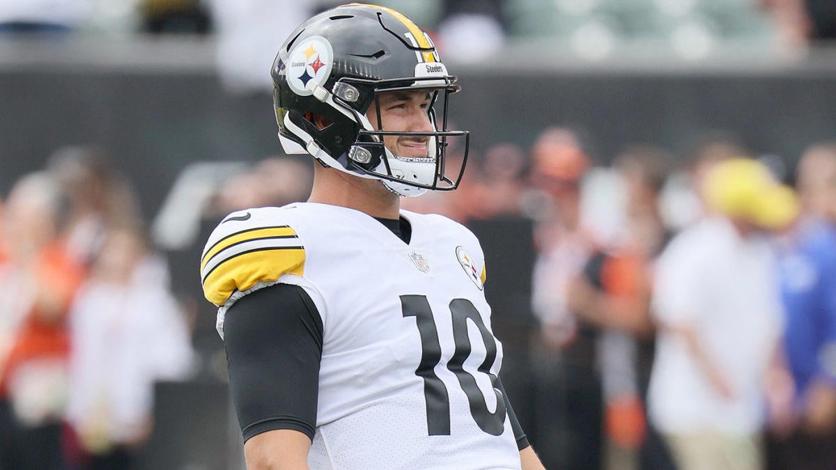 Pittsburgh Steelers safety Miles Killebrew (28) runs for the play during a  NFL football game against the Cincinnati Bengals, Sunday, Sept. 11, 2022,  in Cincinnati. (AP Photo/Emilee Chinn Stock Photo - Alamy