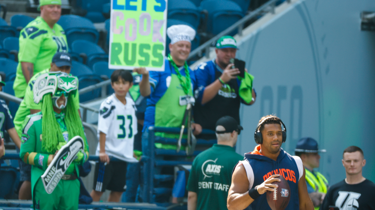 Airline Gives Priority Boarding to Seahawks Fans Wearing Russell Wilson  Jerseys - Seattle magazine