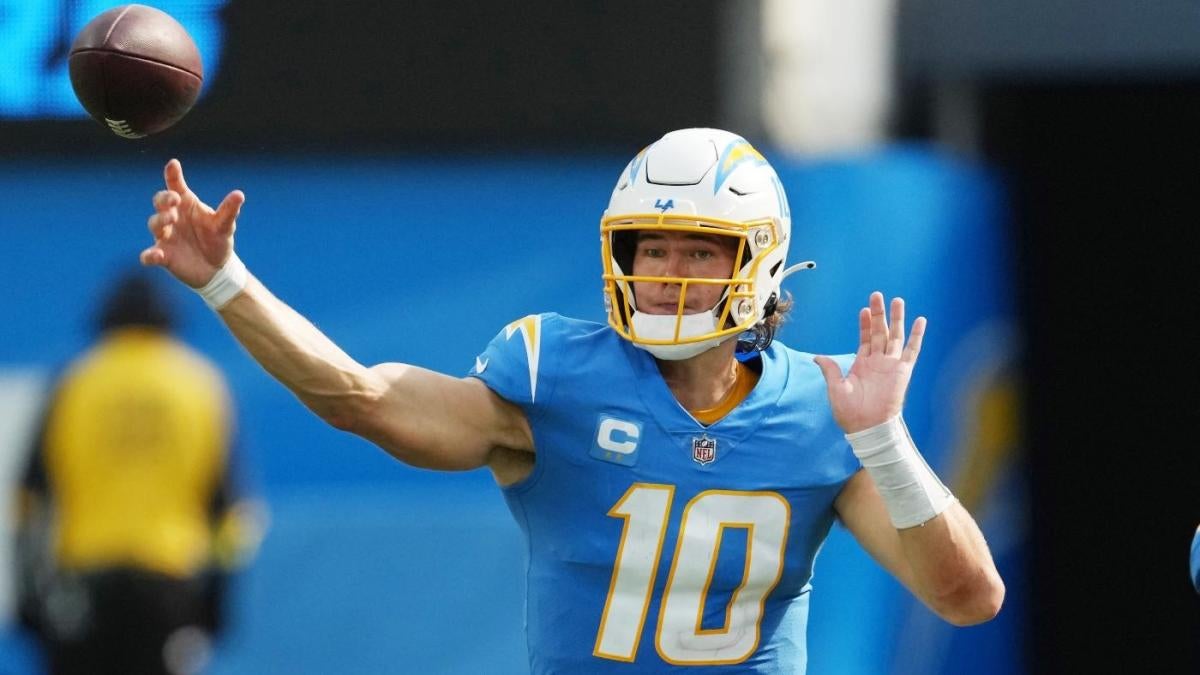 Thursday Night Football odds, spread, line: Chargers vs. Chiefs prediction, NFL picks from expert who is 17-5