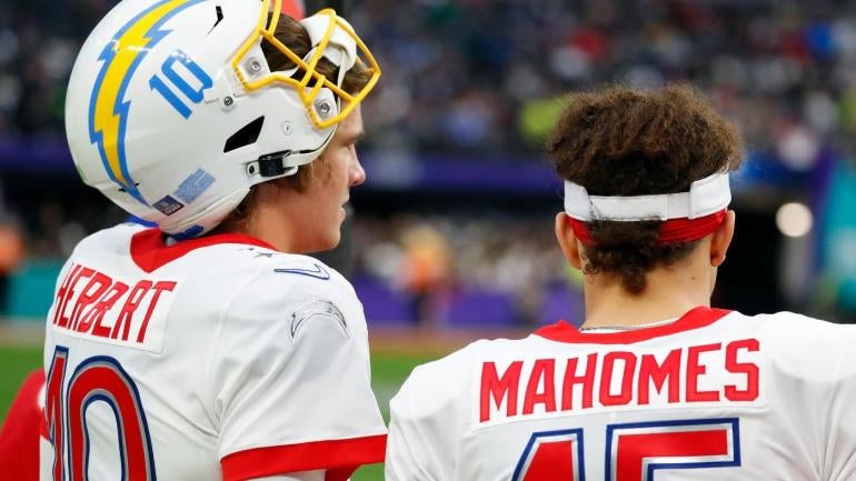 justin-herbert-patrick-mahomes.jpg