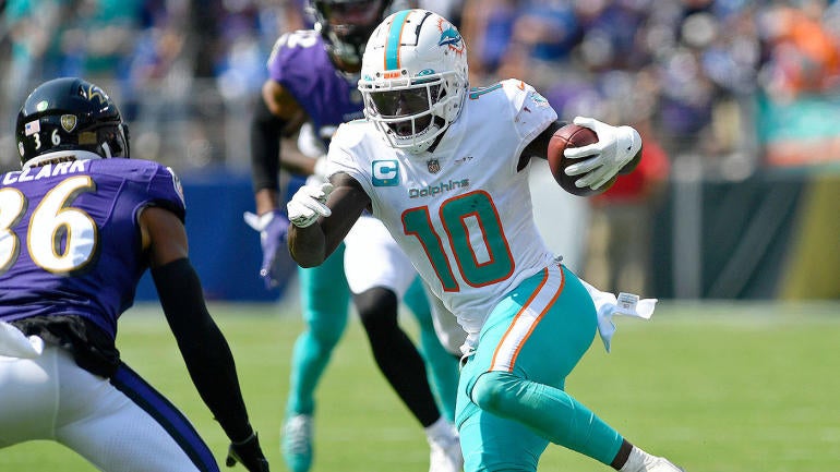 gettyimages-1243336209-tyreek-hill-dolphins-wr-2022-1400.jpg