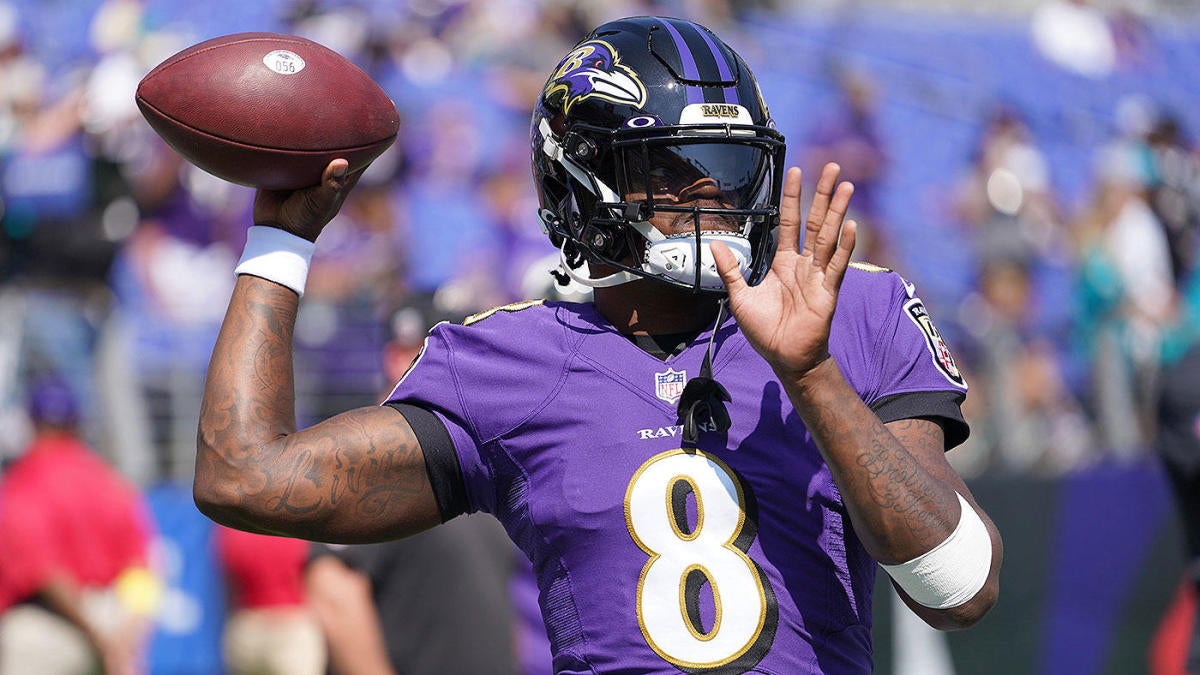 Ravens' Lamar Jackson limited in practice with right elbow injury; John  Harbaugh says he'll play vs. Patriots 