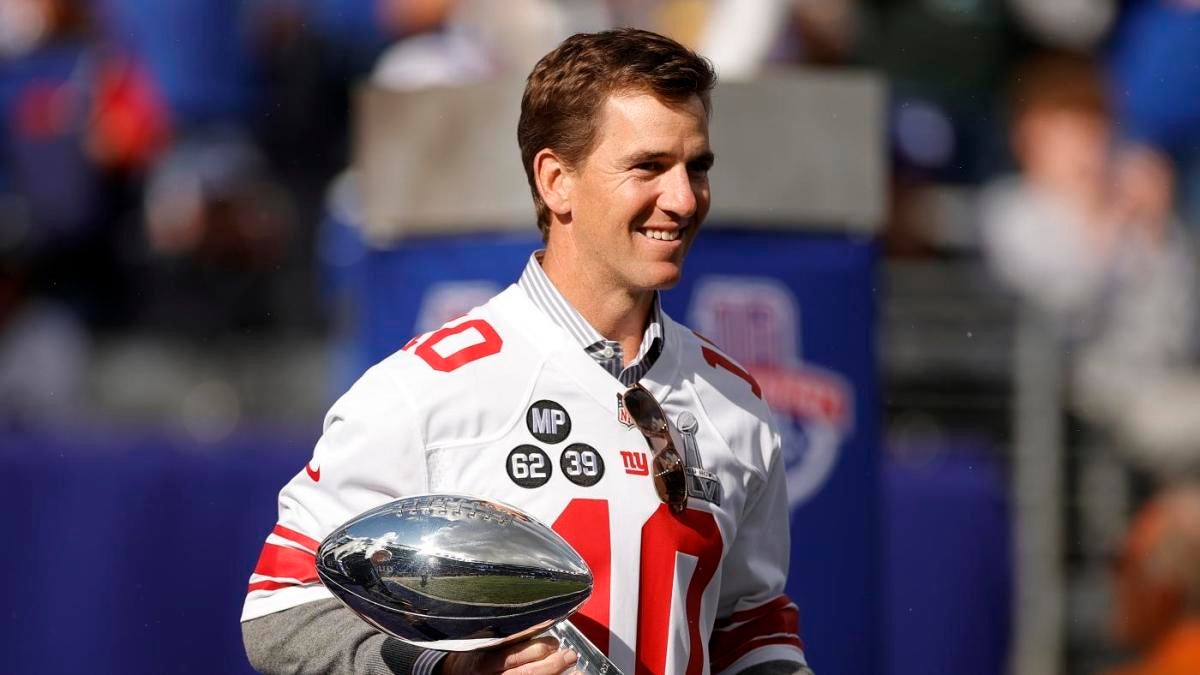 Eli Manning tries out for college football team while disguised as