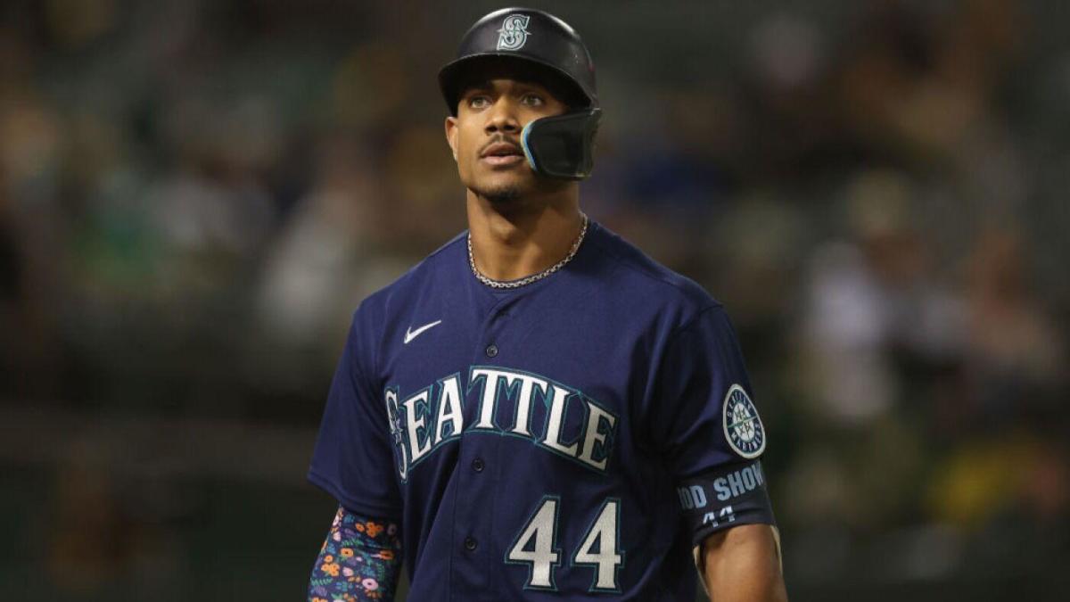 Mariners' Julio Rodríguez receives a standing ovation from Seattle