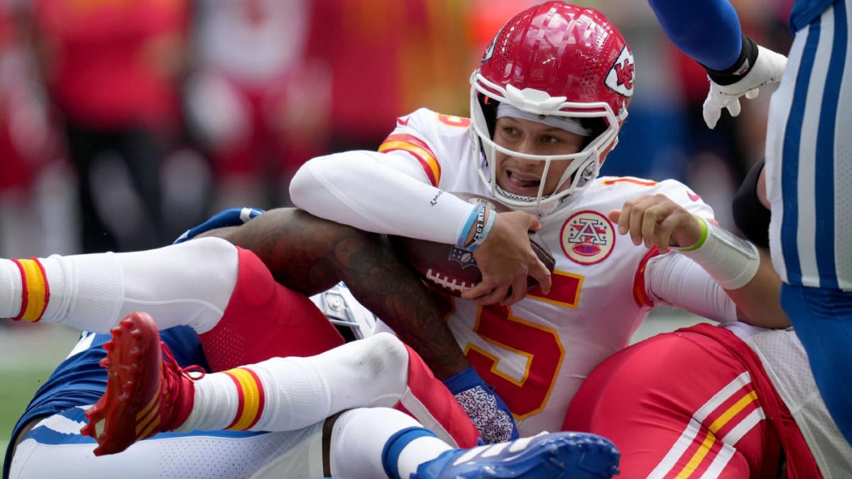 Patrick Mahomes appears to get in heated argument with Chiefs offensive  coordinator just before end of half 