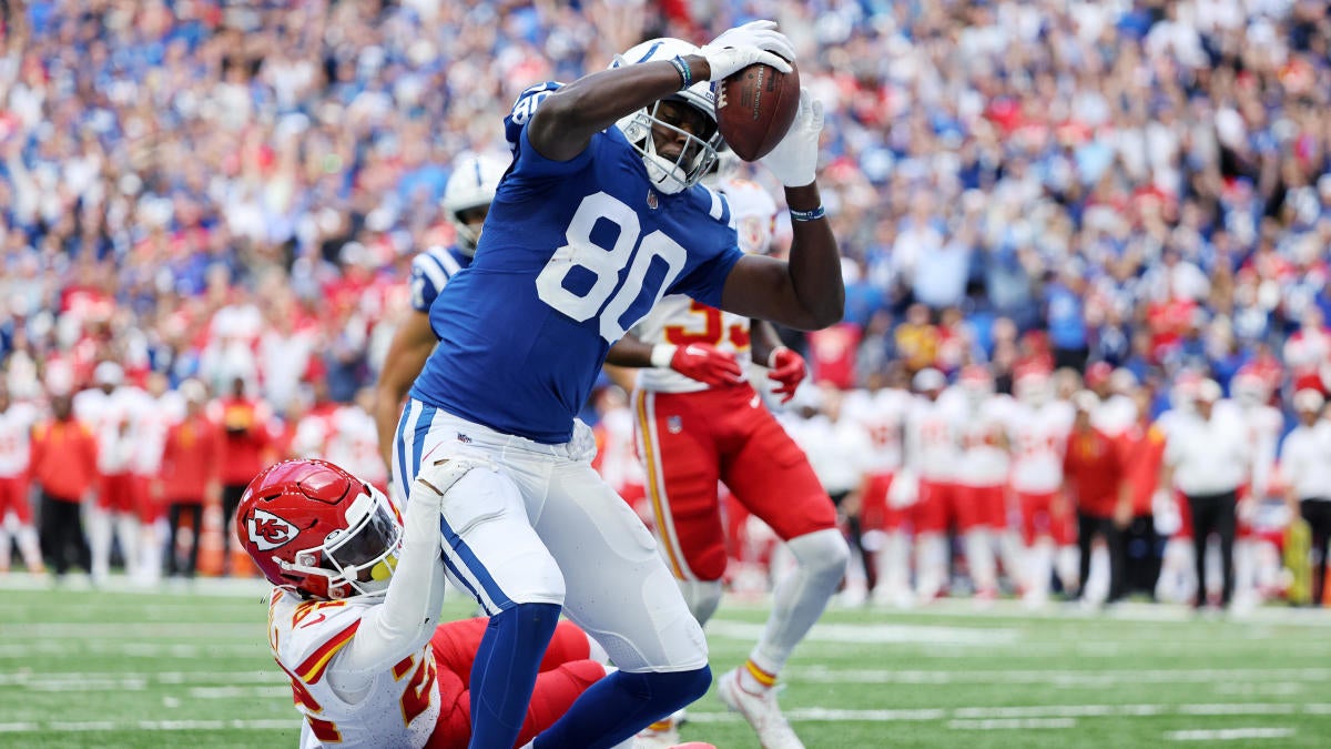 Patrick Mahomes has tense chat with Eric Bieniemy, Chiefs sputter in  stunning loss to Colts