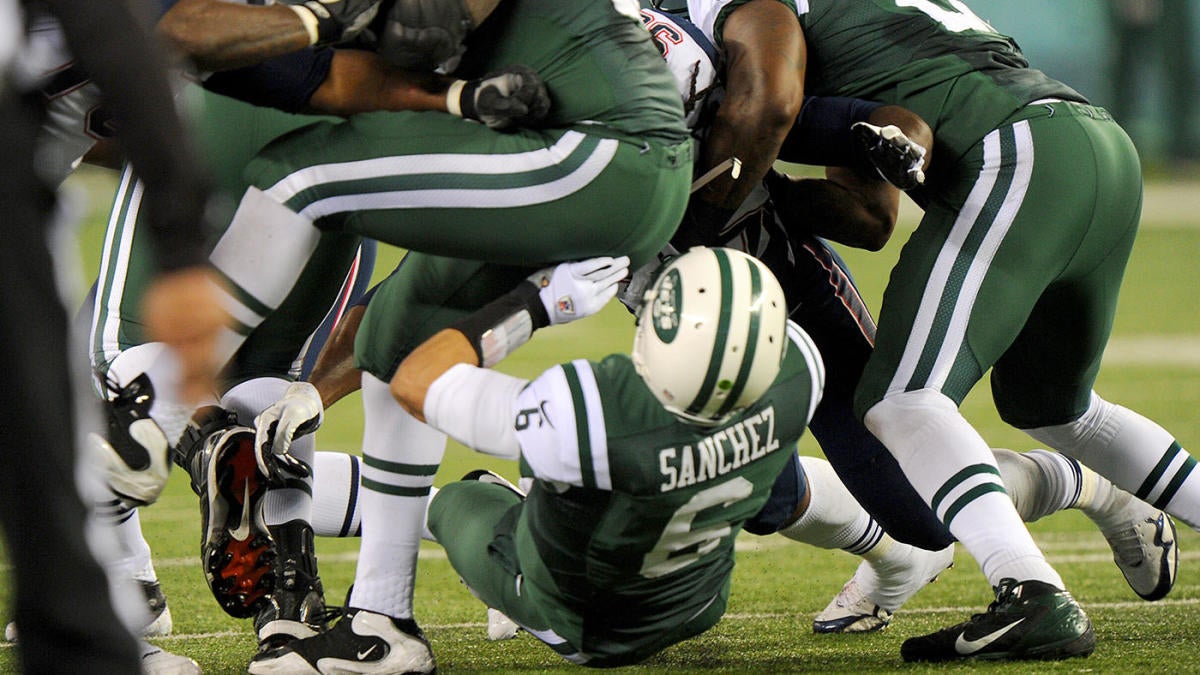 Jimmy G does the iconic Dan Orlovsky saftey & ran out of bounds in