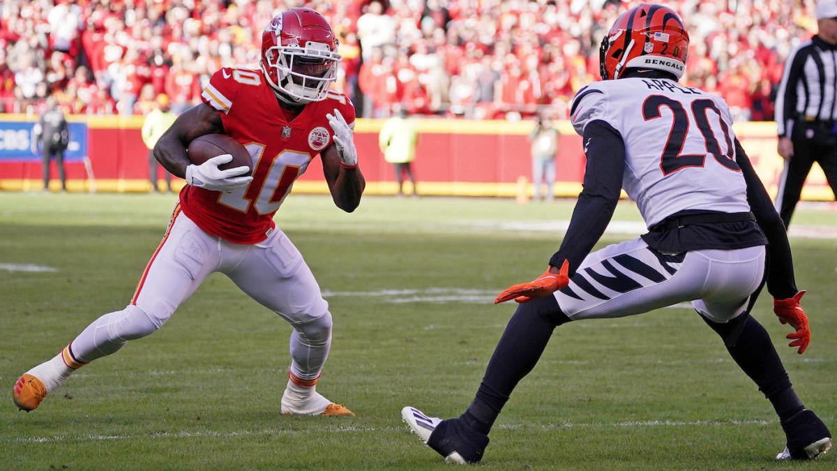 Tyreek Hill, Mecole Hardman get into heated argument on Chiefs sideline in  loss to Bengals