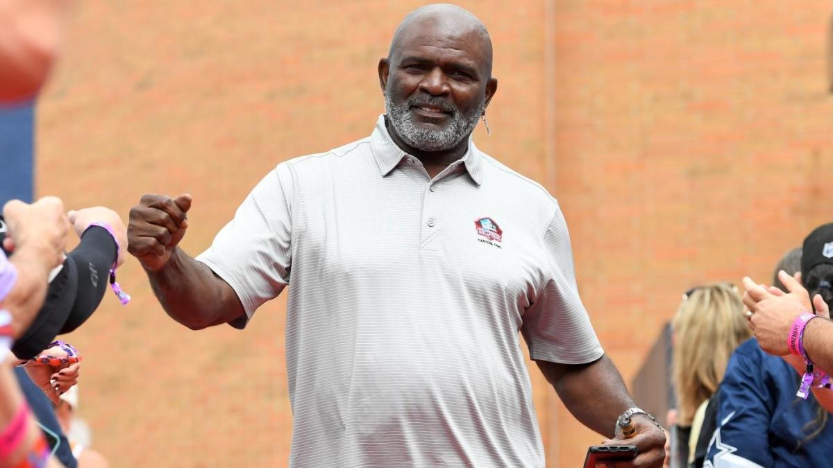 Lawrence Taylor rings the bell prior to Cowboys Giants kickoff on