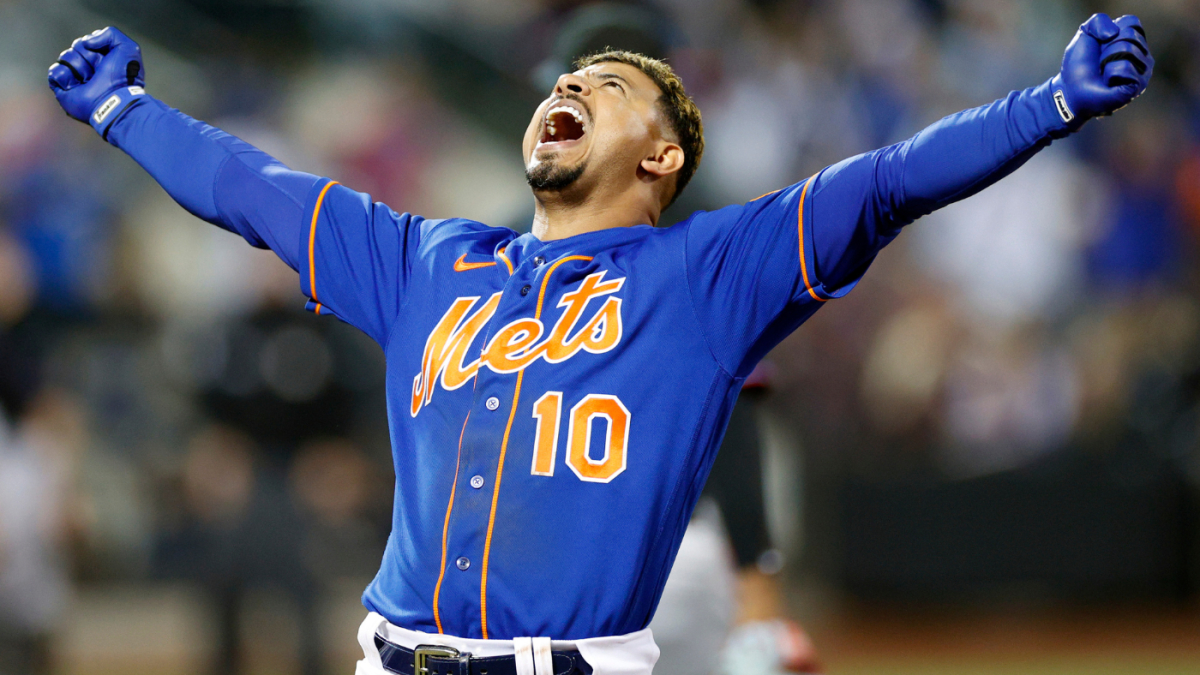After a 97-minute rain delay, the Mets take the first one against the  Nationals!