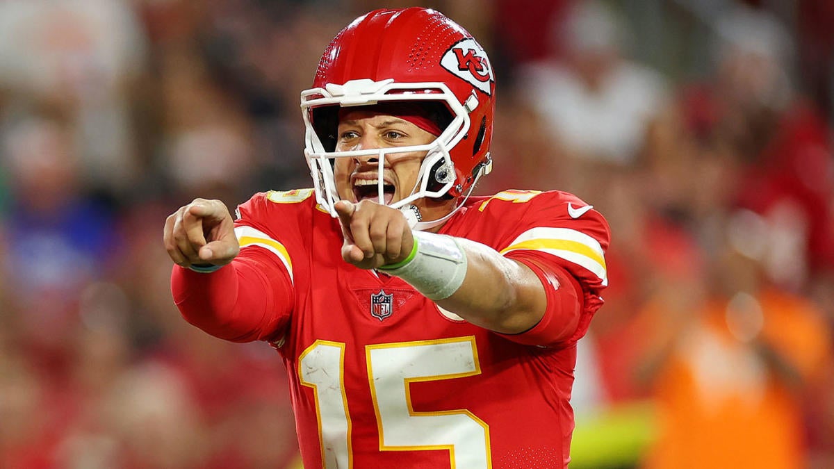 Chiefs vs.  Buccaneers scores, takeaways: Patrick Mahomes outscores Tom Brady as Kansas City rolls over Tampa Bay