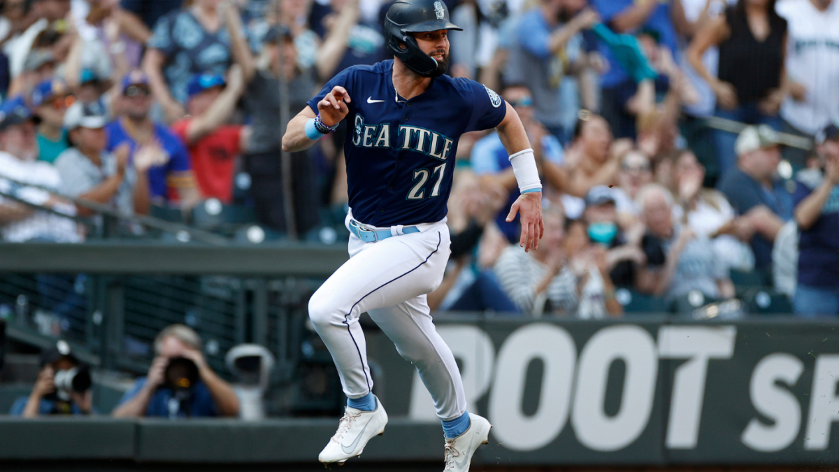 Mariners' Jesse Winker likely out for postseason after landing on IL with  disc issue in neck 