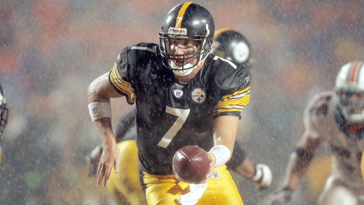 Bubby Brister of the Pittsburgh Steelers throws a pass during a