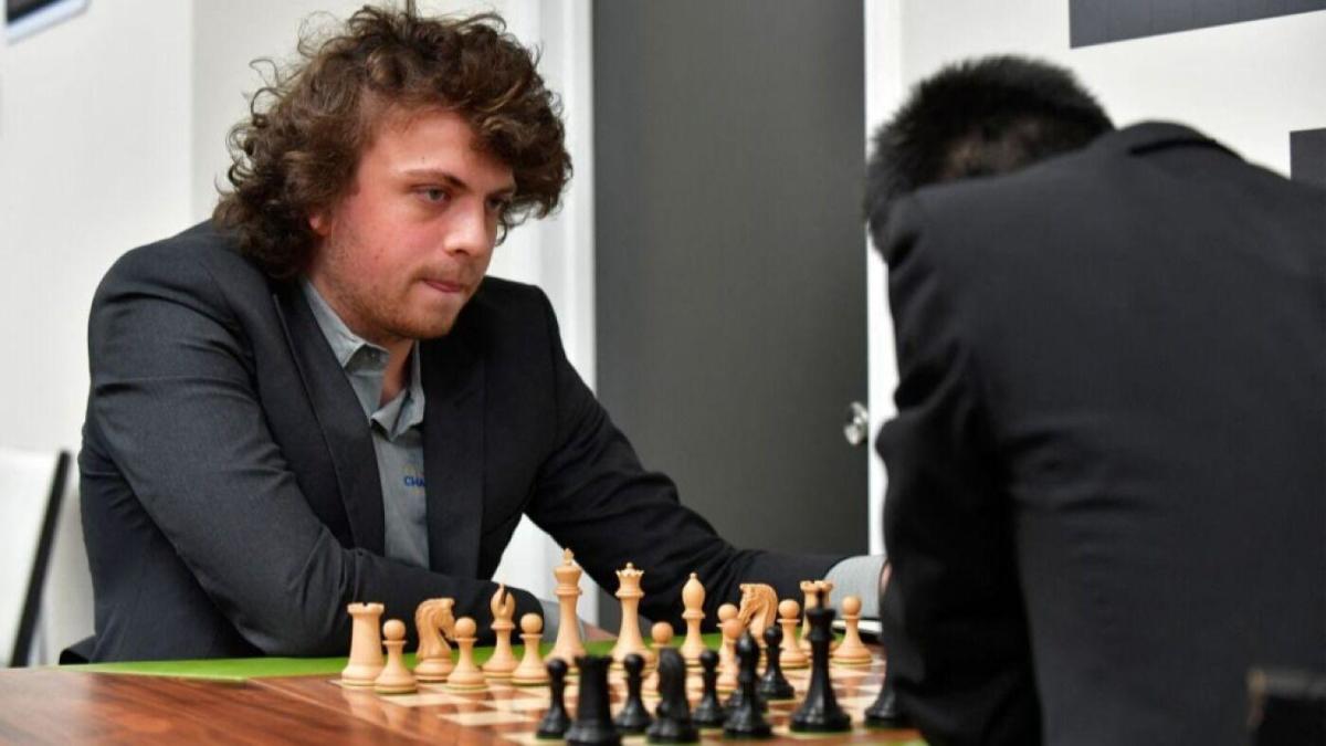 Magnus Carlsen vs Aryan Tari (2020)