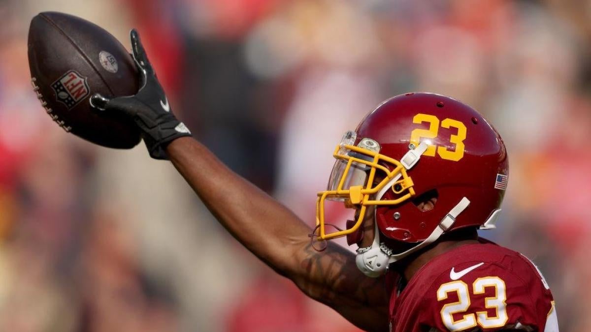 Washington Commanders cornerback William Jackson III (3) runs