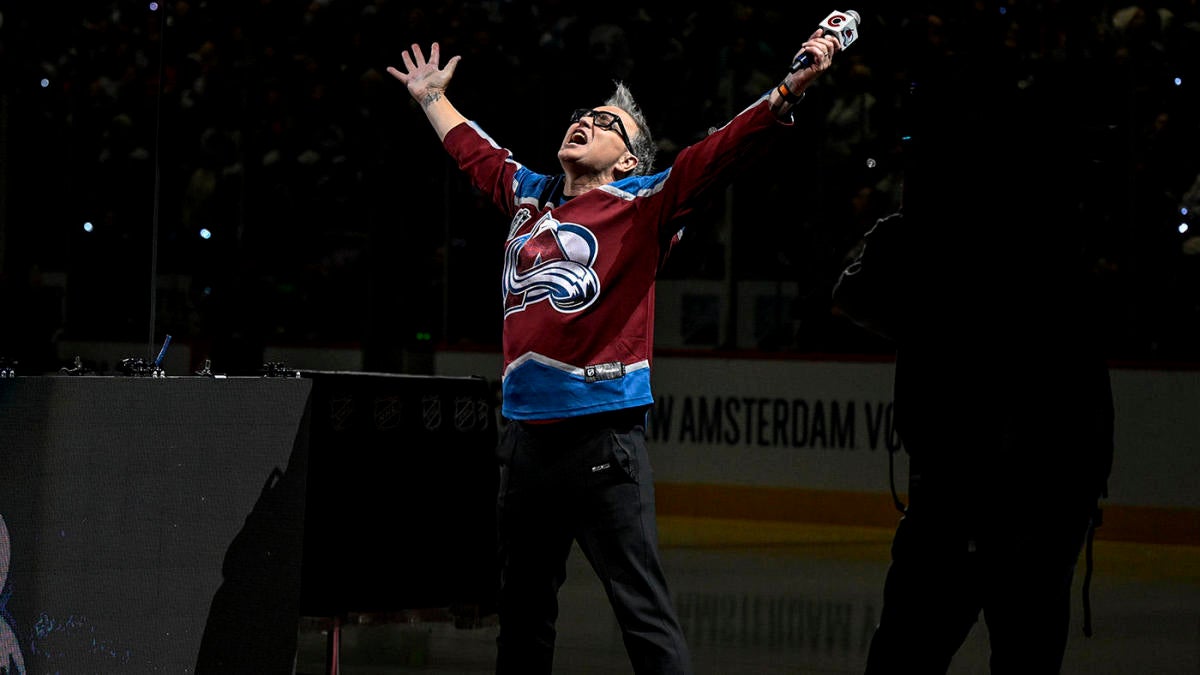 Blink-182's Mark Hoppus leads Avalanche fans in sing-along of 'All the ...