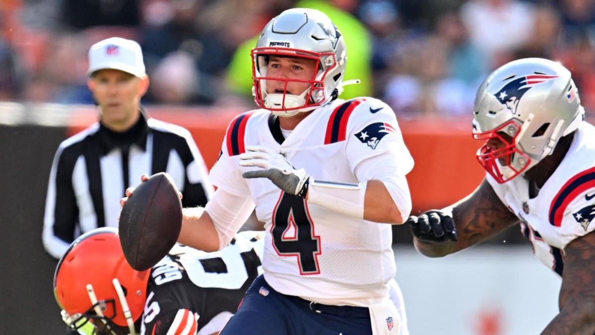 Foxborough, Massachusetts, USA. 14th Nov, 2021. New England Patriots  linebacker Jahlani Tavai (48) warms up before the NFL football game between  the Cleveland Browns and the New England Patriots at Gillette Stadium