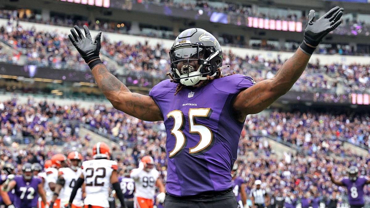 Gus Edwards' 2 TDs lead Ravens to victory over Browns