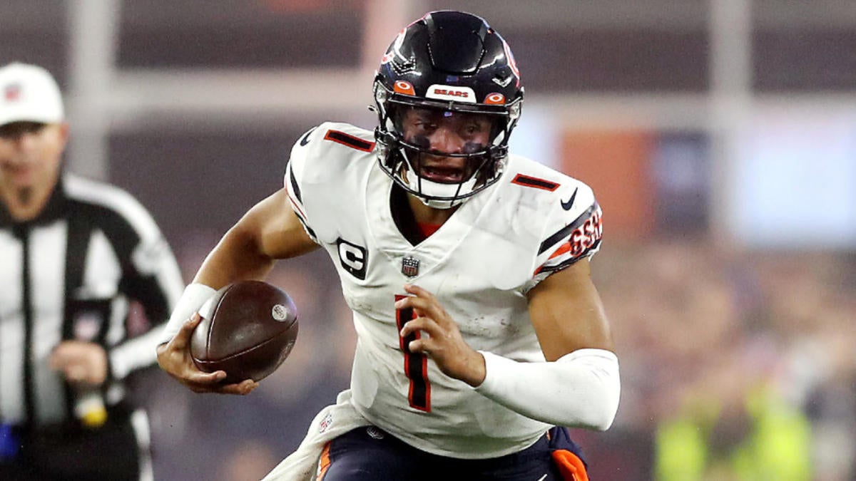 Former NFL QB says Bears should play to Justin Fields' strengths - CBS  Chicago