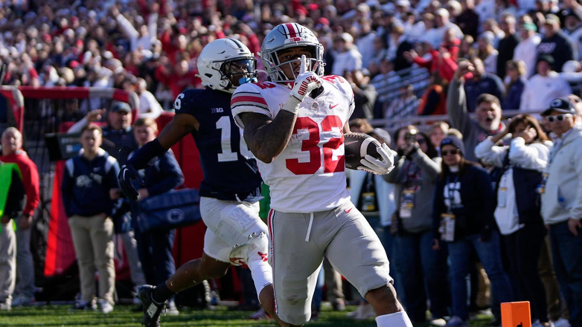 Columbus, Ohio, USA. 30th Oct, 2021. Ohio State Buckeyes wide receiver  Chris Olave (2) catches a pass for a touchdown in the game between the Penn  State Nittany Lions and the Ohio