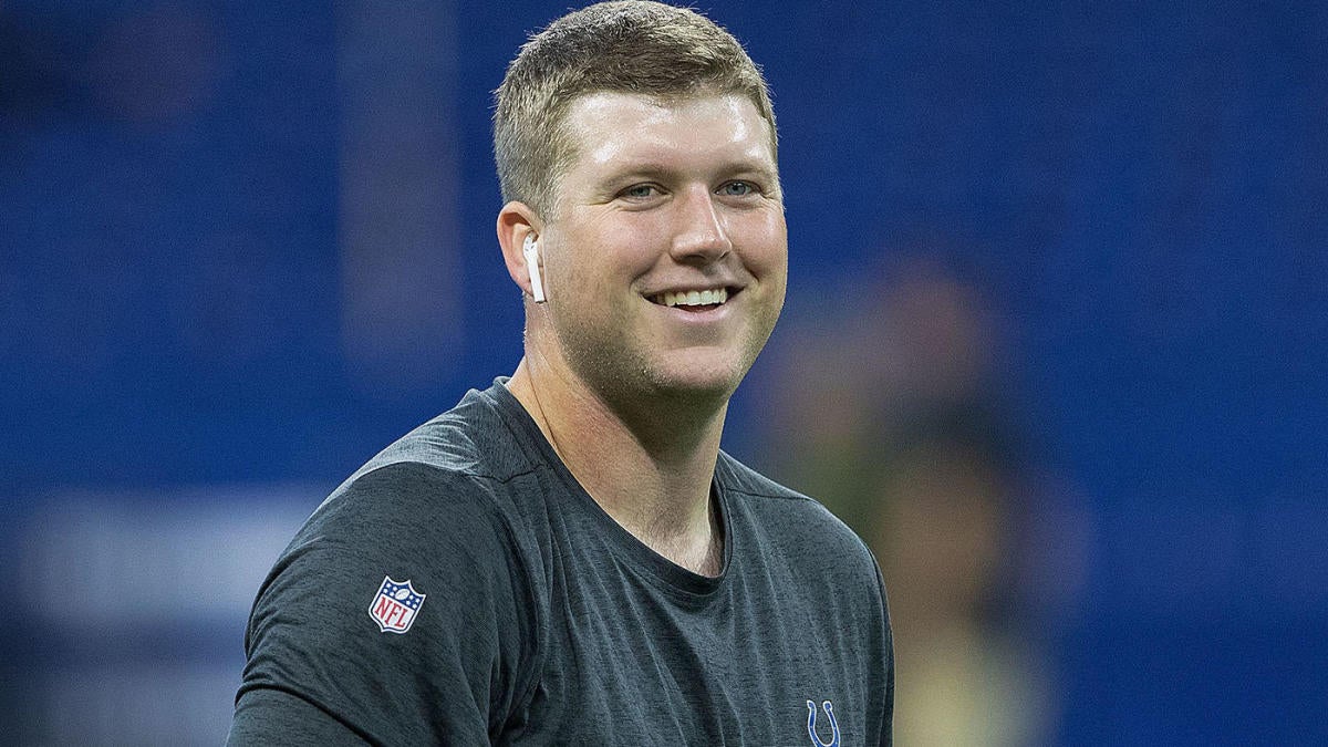 Indianapolis Colts Quarterbacks Coach Scott Milanovich looks on News  Photo - Getty Images