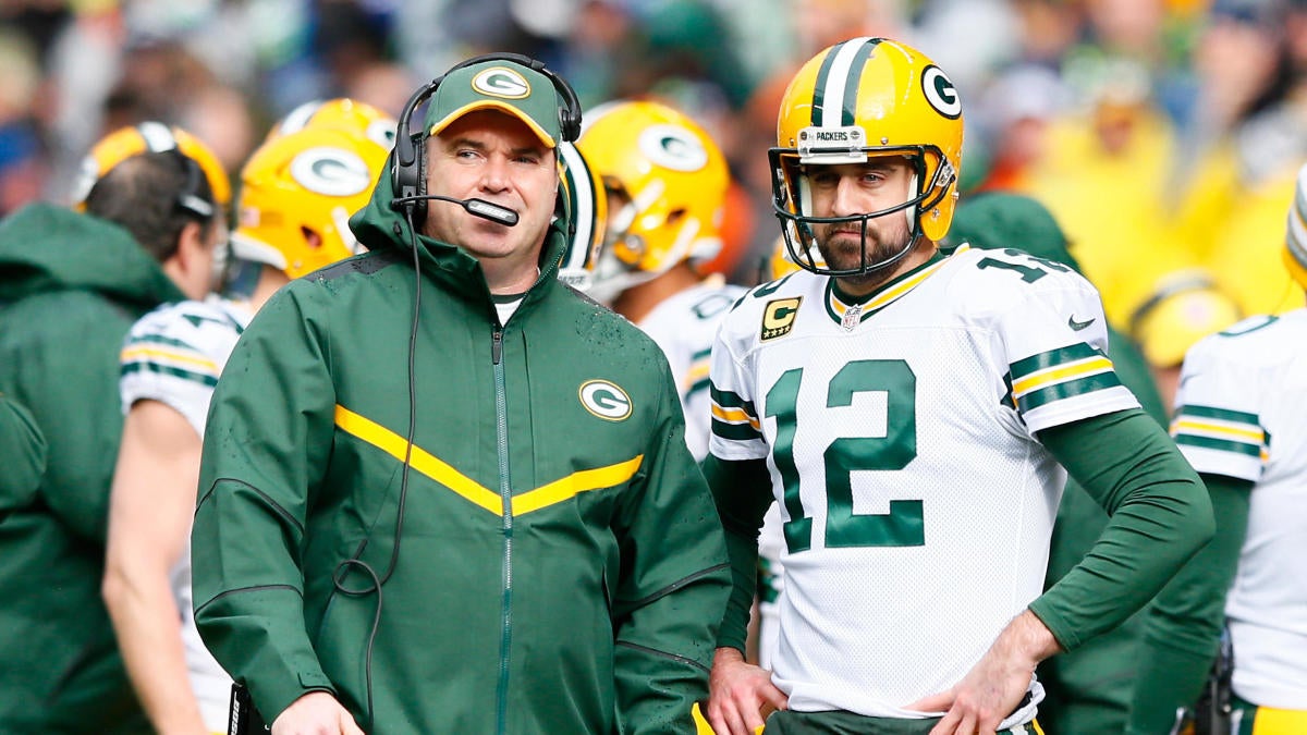 Aaron Rodgers, Mike McCarthy share hug before Cowboys-Packers