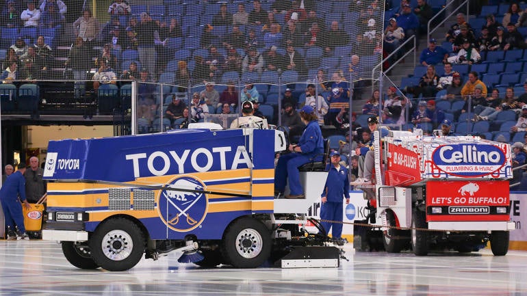 PERHATIKAN: Zamboni Sabres terhenti, menunda istirahat, ditarik dari es oleh Zamboni lain PERHATIKAN: Zamboni Sabres terhenti, menunda istirahat, ditarik dari es oleh Zamboni lain