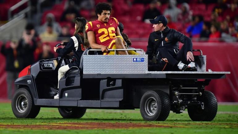 Cedera Travis Dye: Bintang USC RB, pelari terkemuka diangkut keluar lapangan setelah tampak cedera lutut vs. Colorado