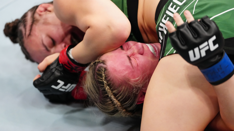 Hasil UFC 281, sorotan: Erin Blanchfield membuat Molly McCann bekerja cepat dengan penyerahan putaran pertama
