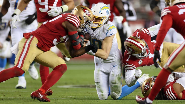Dre Greenlaw dari Niners dikeluarkan dari kemenangan atas Chargers untuk pukulan helm-ke-helm pada Justin Herbert