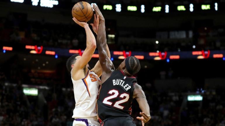 LIHAT: Jimmy Butler memblokir potensi tembakan kemenangan Devin Booker untuk mengangkat Heat atas Suns