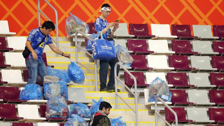 Piala Dunia 2022: Suporter Jepang membantu membersihkan sampah di stadion menyusul kemenangan telak Jepang atas Jerman