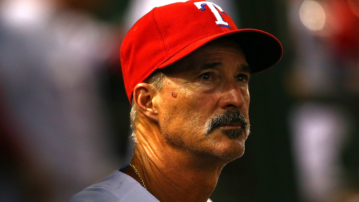 Photo: Rangers pitching coach Mike Maddux puts his hand on the