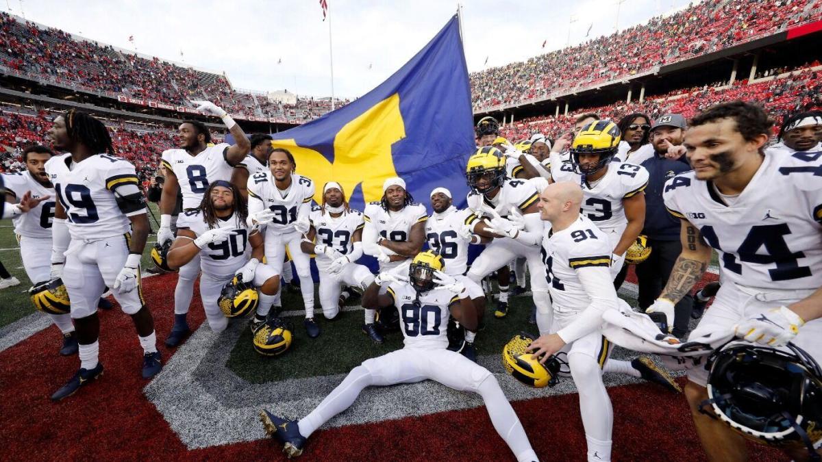 WATCH: Michigan players plant flag at Ohio State’s midfield after upsetting Buckeyes for second straight year – CBS Sports
