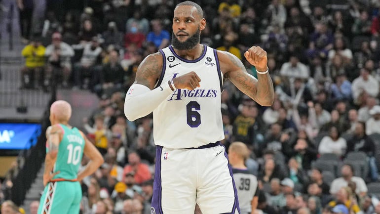 LeBron James memainkan permainan sembilan turnover yang ceroboh sebagai imbalan dari cedera, tetapi Lakers mencicit kemenangan atas Spurs