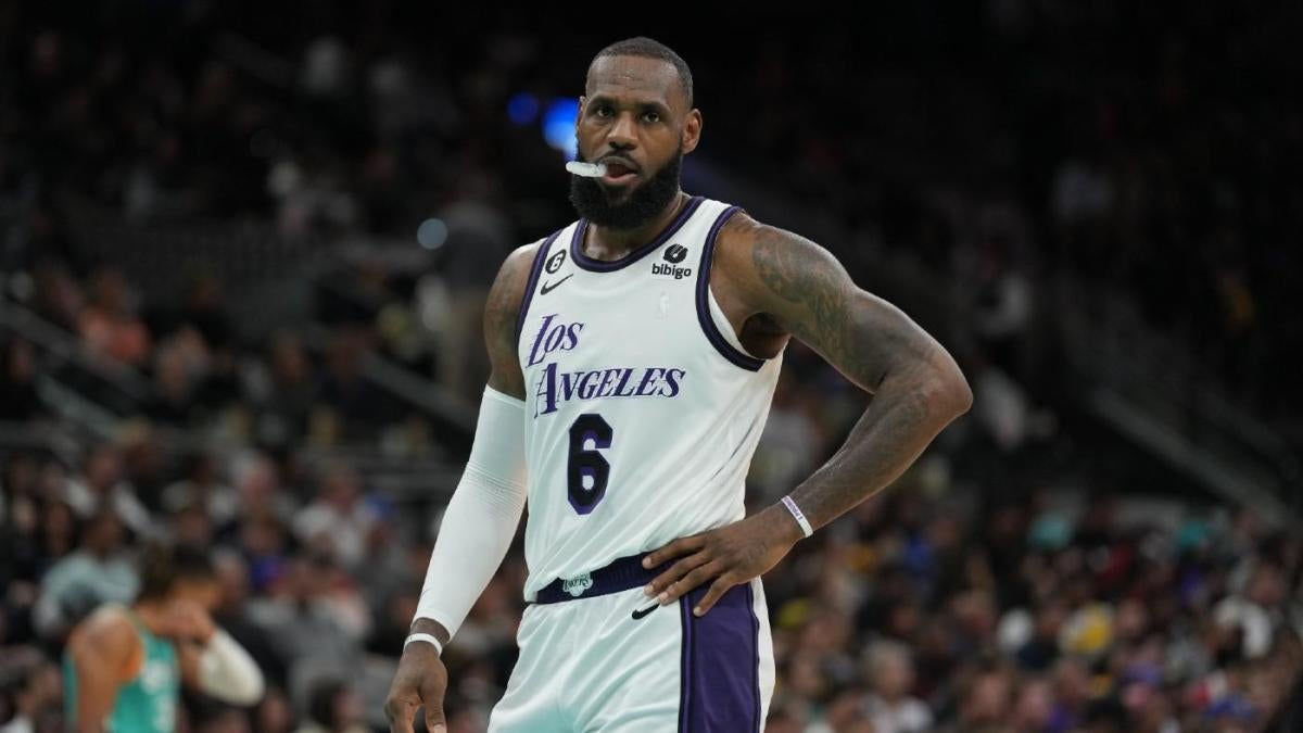 With Anthony Davis injured, the Lakers' season now rests on Year 20 LeBron James recapturing his youth